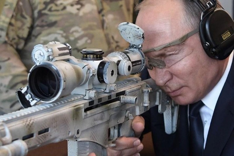 Ông Vladimir Putin trổ tài thiện xạ (Ảnh: AFP)