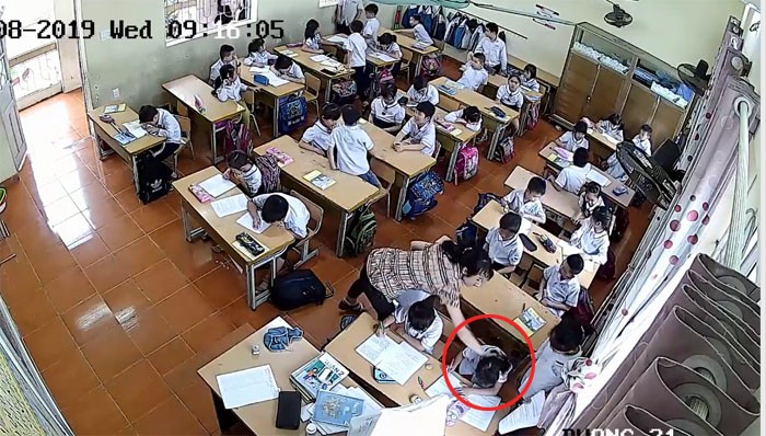 Hình ảnh cắt từ clip ghi lại hành vi của cô giáo Nguyễn Thị Thu Trang