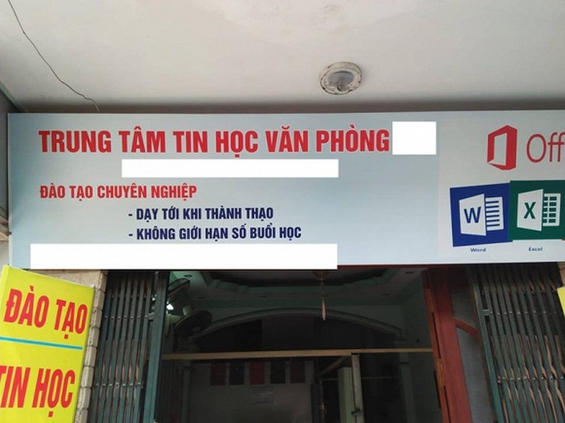 Trung tâm tin học trên đường Nguyễn Phong Sắc. 
