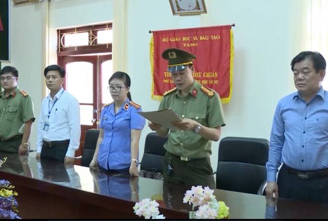 Cơ quan An ninh điều tra Công an tỉnh Sơn La triệu tập ông Hoàng Tiến Đức - Giám đốc Sở GD&ĐT tỉnh Sơn La (bên phải ngoài cùng).