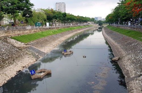 Khúc sông Tô Lịch đang thí điểm làm sạch bằng công nghệ Nhật Bản. Ảnh: Tất Định