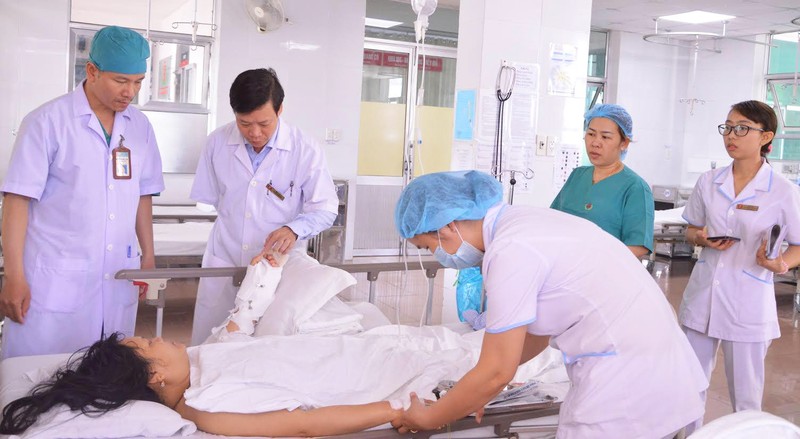 Các bác sĩ thăm khám bệnh nhân sau phẫu thuật. Ảnh: Bệnh viện Phong – Da liễu Trung ương Quy Hòa. 
