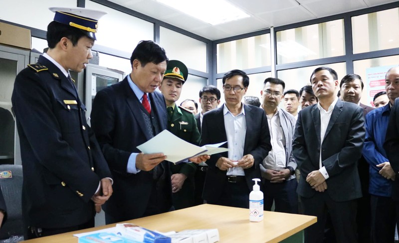 Thứ trưởng Bộ Y tế Đỗ Xuân Tuyên làm việc tại tỉnh Lạng Sơn. Ảnh: TTXVN 