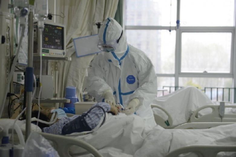 Nhân viên y tế thăm khám cho bệnh nhân tại Bệnh viện Trung ương Vũ Hán. Ảnh: REUTERS