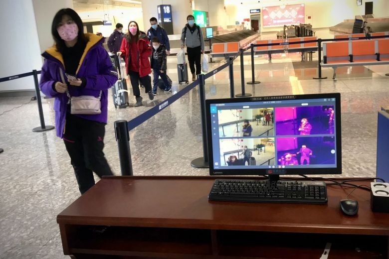 Một máy quét nhiệt sàng lọc hành khách đến tại sân bay Thiên Hà ở Vũ Hán ở trung tâm tỉnh Hồ Bắc, Trung Quốc. Ảnh: AFP