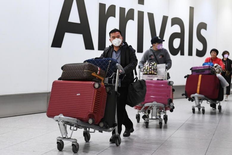 Người dân đeo khẩu trang tại sân bay ở London. Ảnh:  EPA-EFE