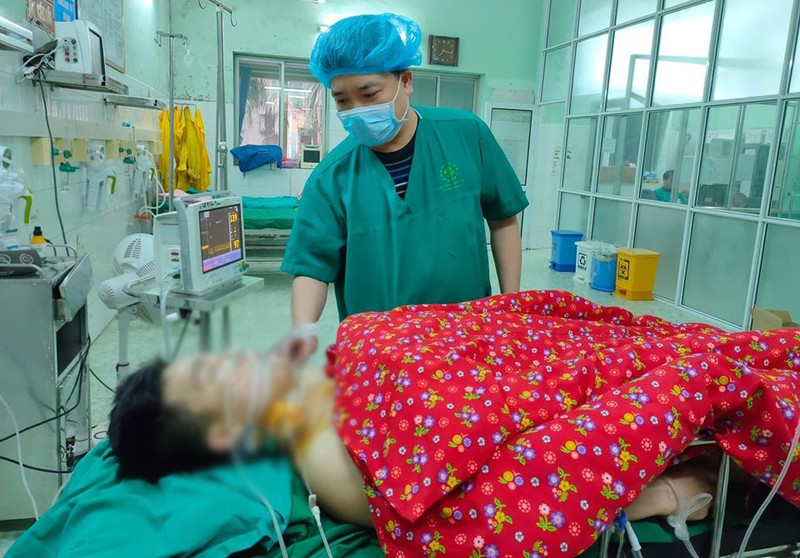Bác sĩ điều trị cho nam hanh niên bị đâm thấu ngực. Ảnh: Bệnh viện Đa khoa tỉnh Tuyên Quang