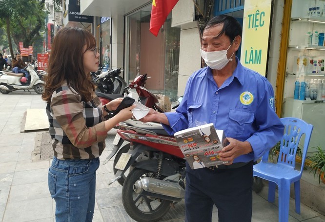 Bên cạnh nhiều cá nhân đầu cơ trục lợi, một số tổ chức, cửa hàng tại Hà Nội đã phát khẩu trang miễn phí cho người dân. Ảnh chụp tại số nhà 266 Bà Triệu (Hà Nội).