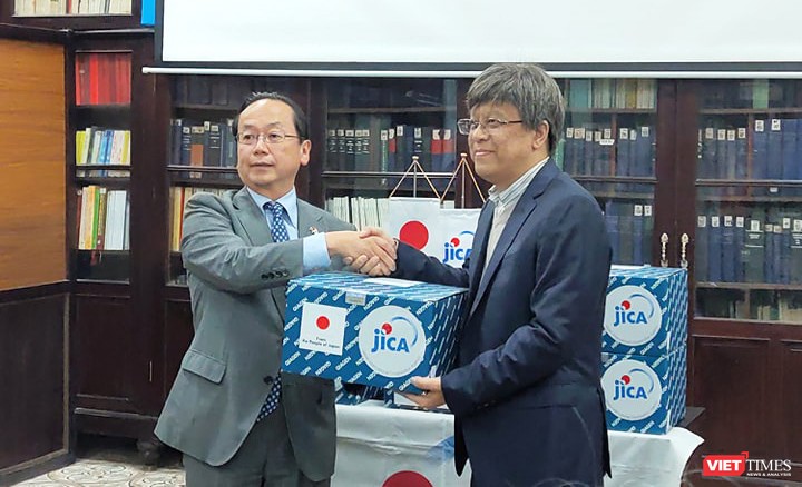Cơ quan Hợp tác Quốc tế Nhật Bản (JICA) trao tặng lô hàng viện trợ cho Viện Vệ sinh Dịch tễ Trung ương để ứng phó với nCoV. Ảnh: Minh Thúy