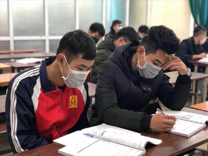 Sinh viên đeo khẩu trang để phòng bệnh. Ảnh: Nguyễn Hà 