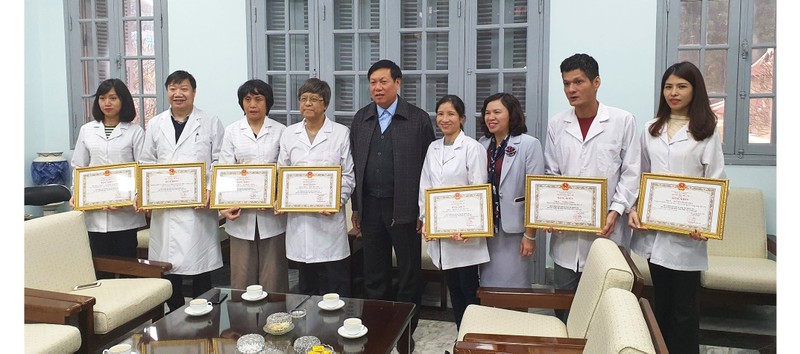 Thứ trưởng Bộ Y tế Đỗ Xuân tuyên trao bằng khen cho tập thể và cá nhân của Viện Vệ sinh Dịch tễ Trung ương. Ảnh: Tuấn Dũng