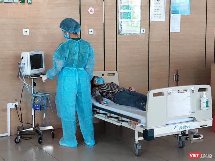 Bác sĩ thăm khám cho bệnh nhân tại Bệnh viện Bệnh Nhiệt đới Trung ương. Ảnh: Minh Thúy 