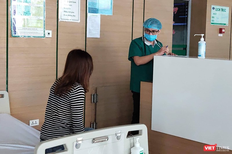 Bác sĩ thăm khám cho bệnh nhân tại Bệnh viện Bệnh Nhiệt đới Trung ương cơ sở 2 (Đông Anh, Hà Nội). Ảnh: Minh Thúy 
