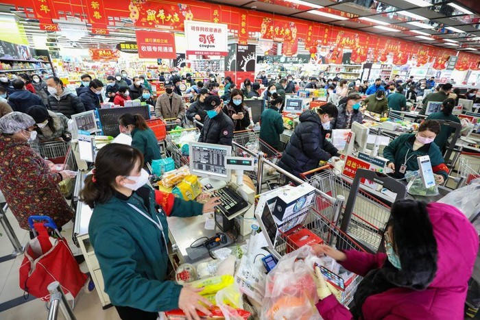 Người dân đeo khẩu trang khi đi siêu thị. Ảnh: AFP/Getty Images.
