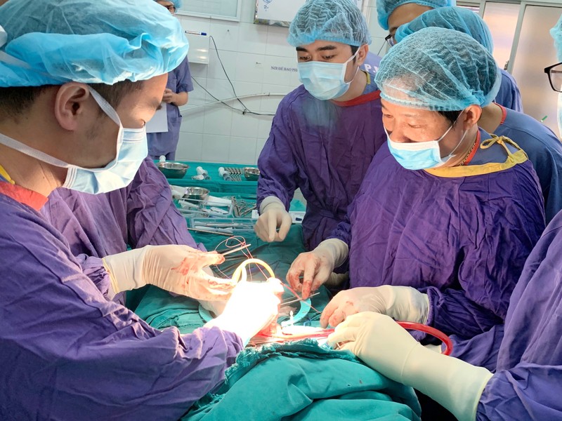Bác sĩ phẫu thuật cho bệnh nhân tại Bệnh viện Hữu nghị Việt Đức. Ảnh: Bệnh viện Hữu nghị Việt Đức 