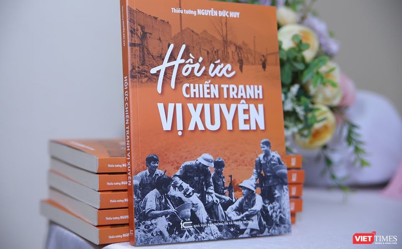 Cuốn sách “Hồi ức chiến tranh Vị Xuyên” của Thiếu tướng Nguyễn Đức Huy. Ảnh: Thế Lợi 
