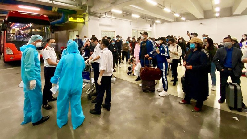 Hành khách làm thủ tục nhập cảnh tại sân bay Nội Bài. Ảnh: Minh Thư/BYT