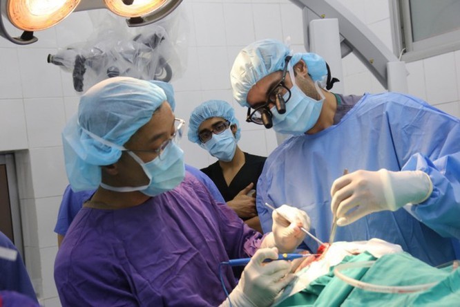 Bác sĩ phẫu thuật cho bệnh nhân tại Bệnh viện Hữu nghị Việt Đức. Ảnh: BVCC