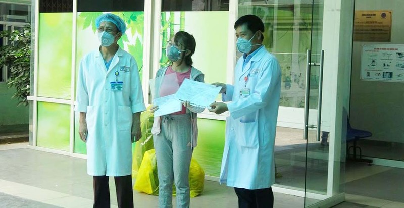 Bệnh nhân được công bố khỏi bệnh tại Bệnh viện Đà Nẵng. Ảnh: Phạm Hằng
