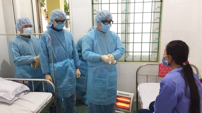 PGS.TS. Lương Ngọc Khuê cùng đoàn công tác của Bộ Y tế thăm bệnh nhân đang cách ly, điều trị tại Vĩnh Phúc. Ảnh: Lê Hảo