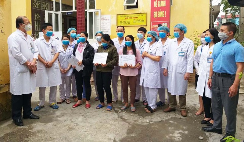 3 bệnh nhân mắc COVID-19 tại Bệnh viện Đa khoa tỉnh Hà Nam được công bố khỏi bệnh. Ảnh: Phạm Hằng 