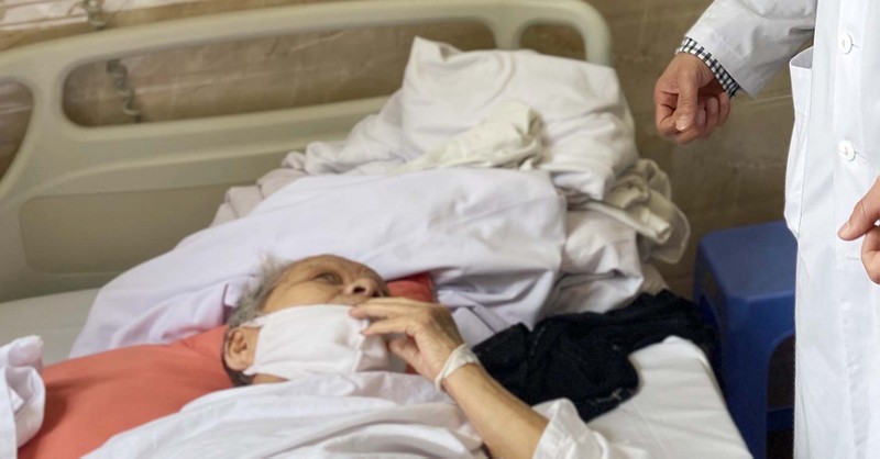cụ bà P.T.T. (85 tuổi) nhập viện trong tình trạng gãy cổ xương đùi bên phải. Ảnh: BVCC
