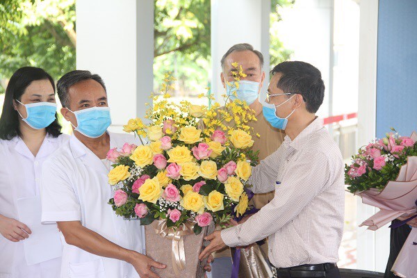 Bệnh nhân mắc COVID-19 điều trị tại Bệnh viện Đa khoa tỉnh Ninh Bình được công bố khỏi bệnh. Ảnh: Phạm Hằng 