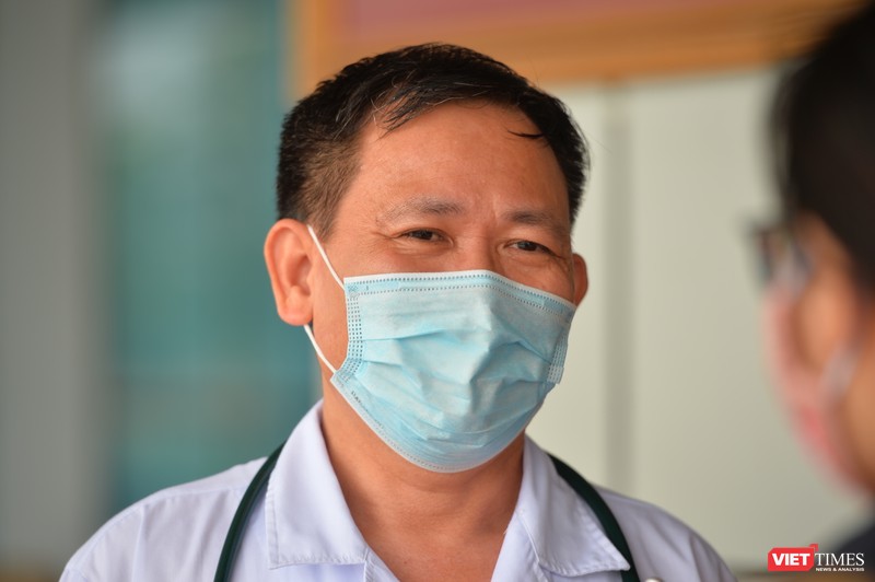 ThS. BSCKII. Trần Duy Hưng – Trưởng Khoa Nhiễm khuẩn tổng hợp, Bệnh viện Bệnh Nhiệt đới Trung ương cơ sở 2. Ảnh: Hoàng Anh 