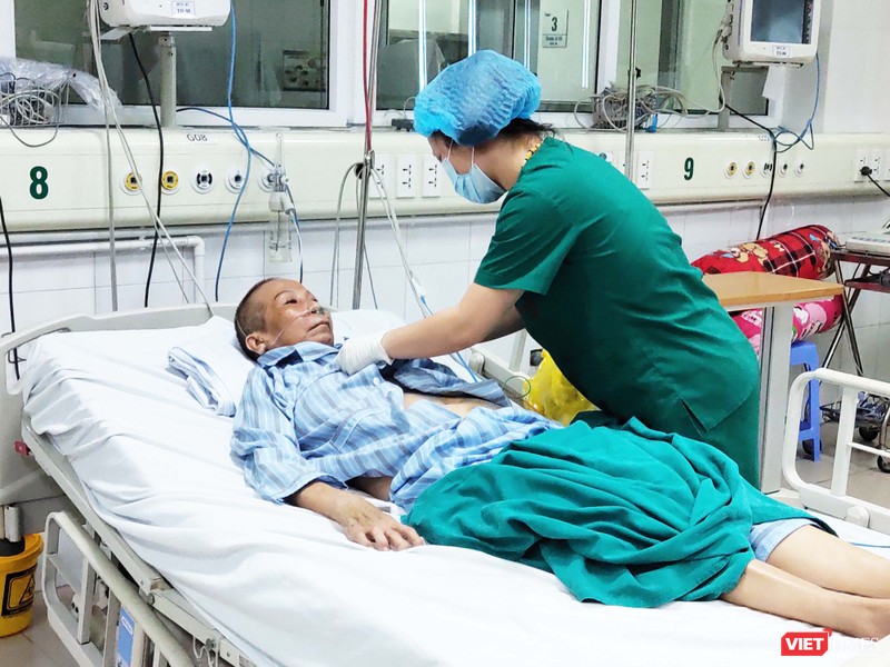 Bác sĩ chăm sóc cho bác gái bệnh nhân 17 mắc COVID-19 nặng. Ảnh: Minh Thúy 