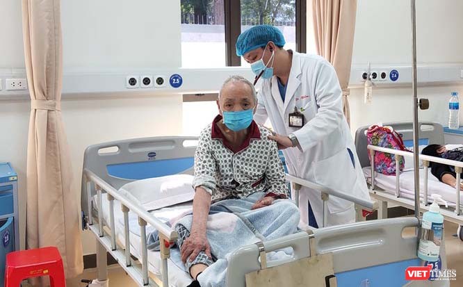BS. CKII Nguyễn Đặng Khiêm thăm khám cho bệnh nhân tại khoa Cấp cứu, Bệnh viện Hữu Nghị. Ảnh: Minh Thúy 