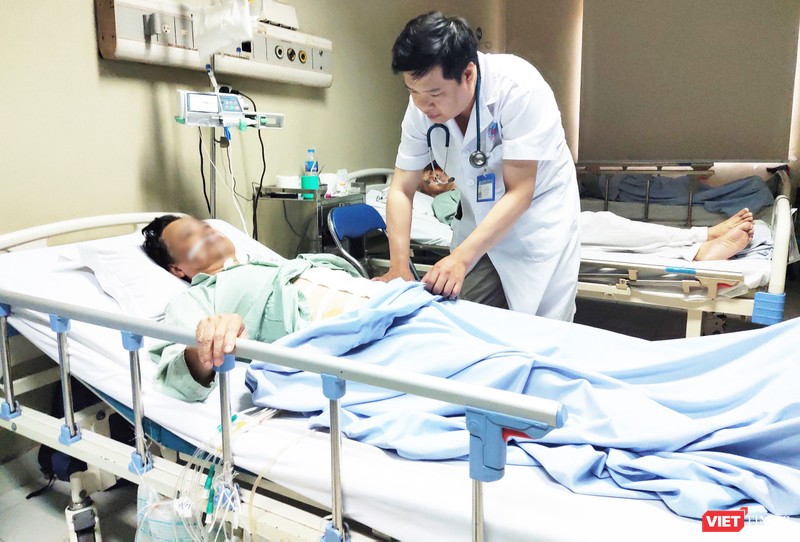 BS. Hoàng Việt Dũng thăm khám cho bệnh nhân. Ảnh: Minh Thúy 