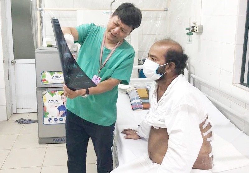 Bác sĩ giải thích tình hình cho bệnh nhân K.V.,53 tuổi, quốc tịch Sri Lanka. Ảnh: Bệnh viện Hữu nghị Việt Đức 
