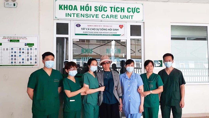 Bệnh nhân 19 chụp ảnh cùng các bác sĩ tại Khoa Hồi sức tích cực trong ngày xuất viện trở về nhà. Ảnh: Đặng Thanh 
