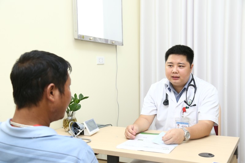 Bác sĩ tại Bệnh viện Hữu nghị Việt Đức khám bệnh cho bệnh nhân. (Ảnh: Bệnh viện Hữu nghị Việt Đức)