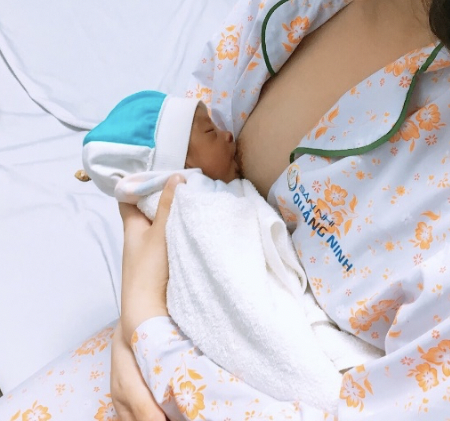 Bé sinh non 29 tuần tuổi đang bú mẹ trực tiếp sau thời gian sử dụng sữa từ ngân hàng sữa mẹ Quảng Ninh. (Ảnh: Bệnh viện Sản Nhi Quảng Ninh)