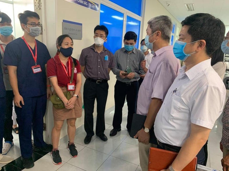 Thứ trưởng Bộ Y tế Nguyễn Trường Sơn kiểm tra công tác điều trị bệnh nhân mắc COVID-19 tại Bệnh viện Đa khoa Trung ương Quảng Nam (Ảnh: Anh Văn)