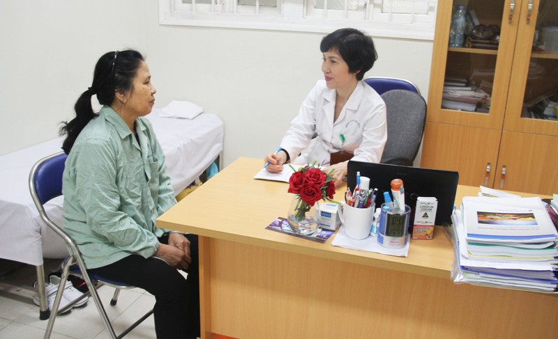 Bác sĩ khám bệnh cho bệnh nhân tại Bệnh viện Hữu Nghị (Ảnh: Hương Thủy) 