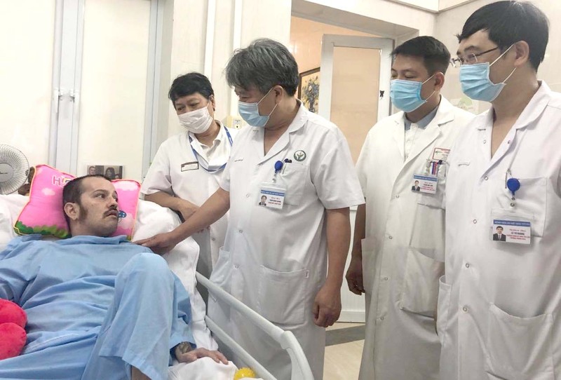 GS. TS. Trần Bình Giang - thăm bệnh nhân J. đang điều trị tại Bệnh viện (Ảnh: BVCC)