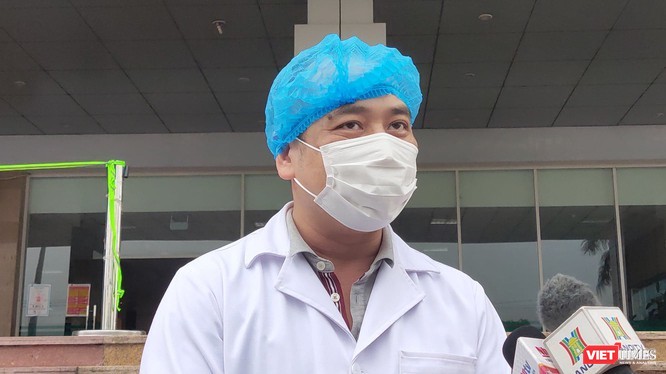 BS. Nguyễn Trung Cấp – Phó Giám đốc Bệnh viện Bệnh Nhiệt đới Trung ương, người trực tiếp điều trị cho bệnh nhân mắc COVID-19. (Ảnh: Minh Thúy) 