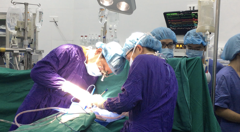 Các bác sĩ tại Bệnh viện Hữu nghị Việt Đức thực hiện ghép tim cho bệnh nhân (Ảnh: BVCC) 