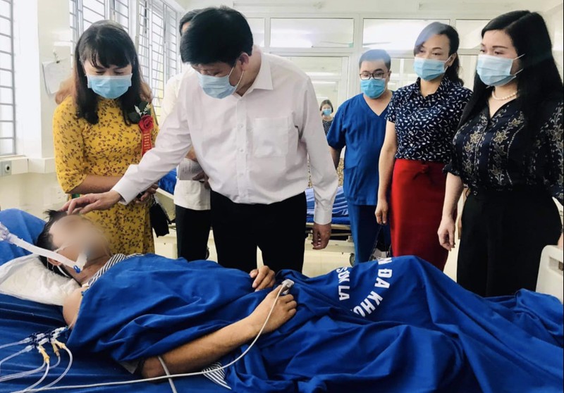 Quyền Bộ trưởng Bộ Y tế Nguyễn Thanh Long thăm hỏi người bệnh tại Bệnh viện Đa khoa tỉnh Sơn La. (Ảnh: BYT) 
