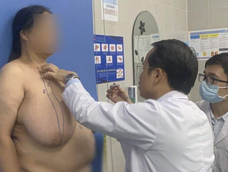 BS. Hoàng Văn Hồng thăm khám cho bệnh nhân trước phẫu thuật (Ảnh: BVCC) 