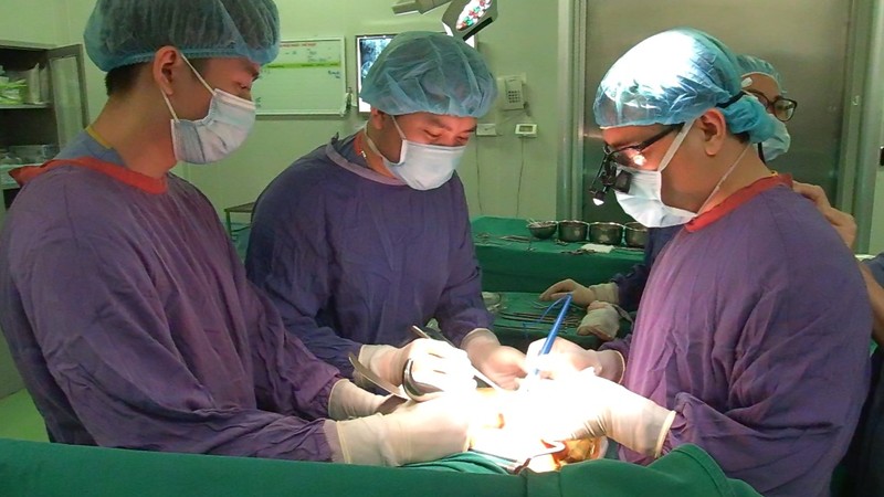 Các bác sĩ tại Bệnh viện Hữu nghị Việt Đức ghép thận cho bệnh nhân thứ 1.000 (Ảnh: BVCC) 