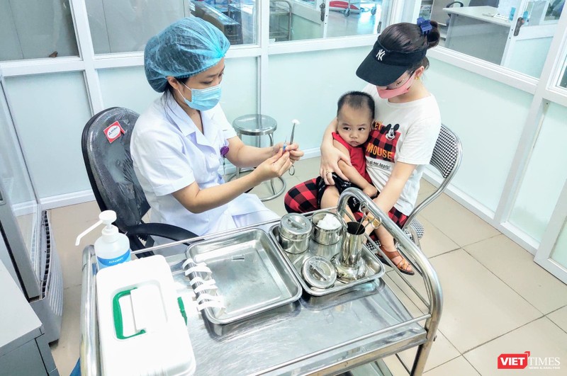 Bác sĩ tiêm vaccine cho trẻ (Ảnh: Minh Thúy) 