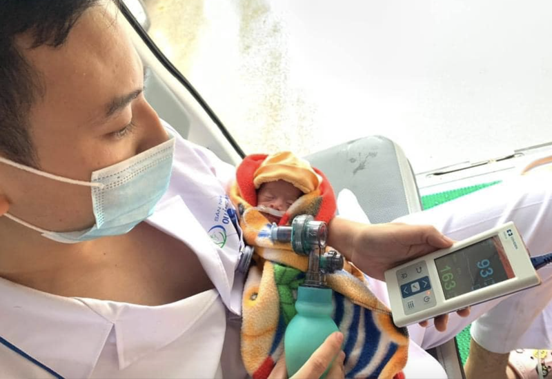 Bé sinh non 29 tuần được bác sĩ tại Bệnh viện Sản nhi Quảng Ninh chăm sóc (Ảnh: BVCC) 