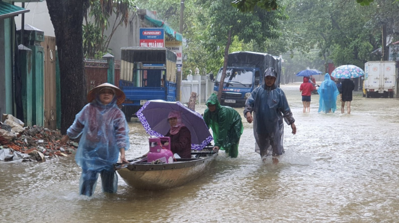 Người dân ở Huế di chuyển trong bão lũ (Ảnh: baothuathienhue.vn) 