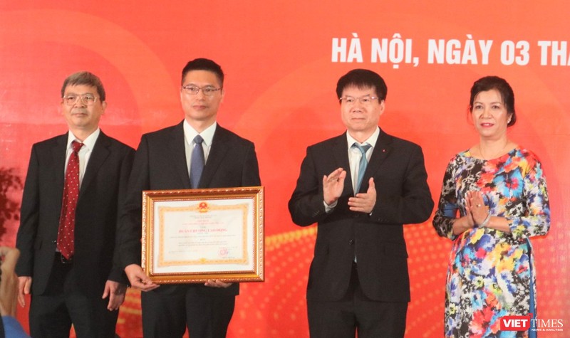 Thứ trưởng Bộ Y tế Trương Quốc Cường trao bằng khen cùng Huân chương Lao động hạng Nhì cho Công ty TNHH MTV Vaccine và Sinh phẩm số 1 (VABIOTECH) (Ảnh: Minh Thuý) 