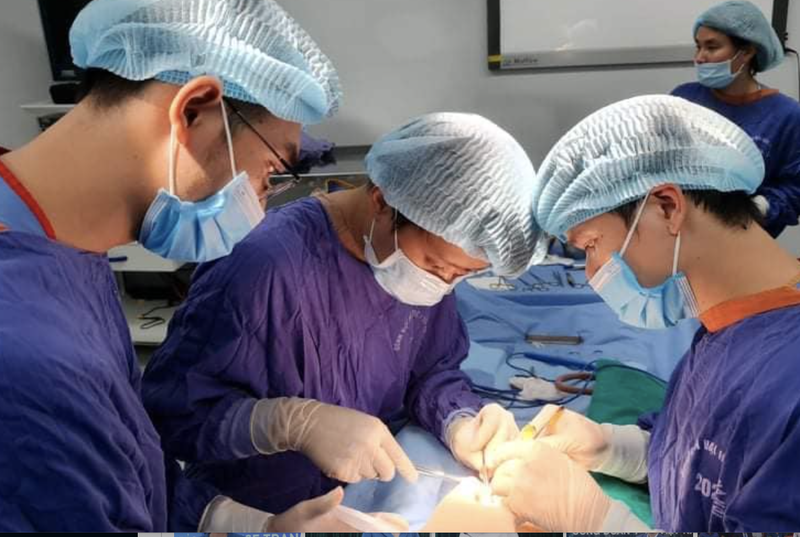 Các bác sĩ phẫu thuật dương vật cho bệnh nhân (Ảnh: Bệnh viện Đại học Y Hà Nội) 