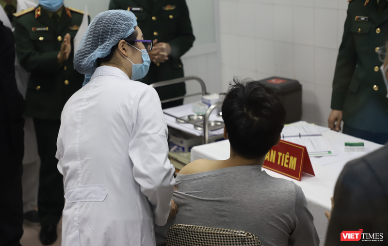 Tình nguyện viên tiêm vaccine phòng COVID-19 "made in Viet Nam" (Ảnh: Minh Thuý) 