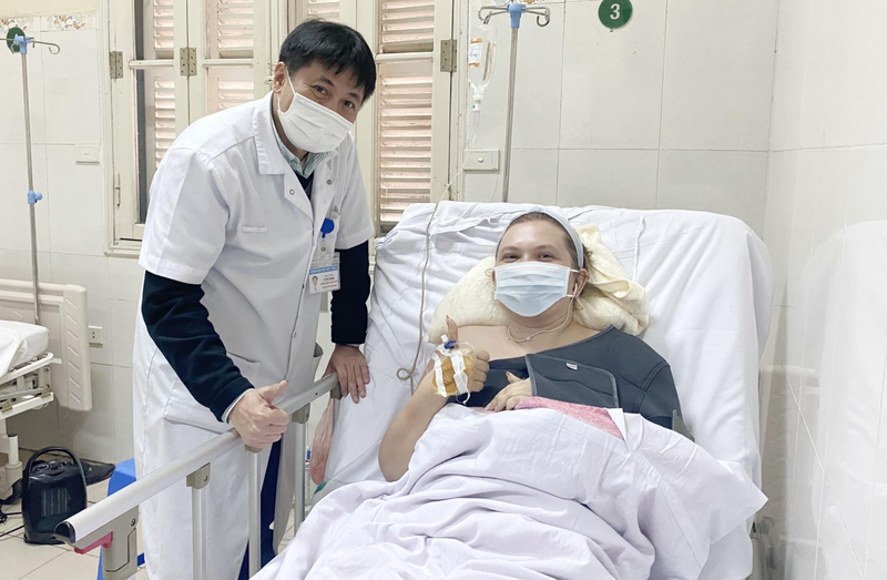 TS. Lê Việt Khánh khám bệnh cho bệnh nhân trong quá trình điều trị ở bệnh viện (Ảnh: BVCC)